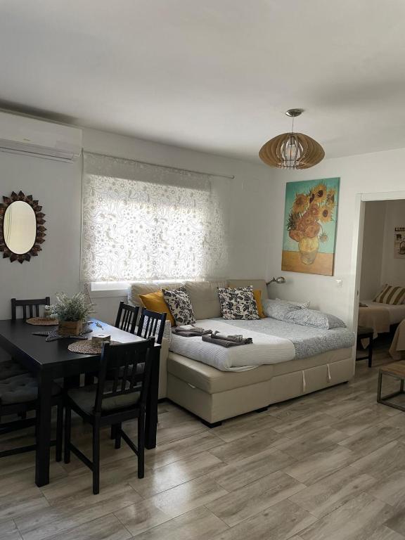 Posteľ alebo postele v izbe v ubytovaní Pedregalejo Beach House