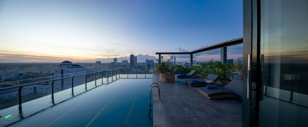 クロン・ポイペトにあるHak Huot Hotel Iの市街の景色を望む建物のバルコニー