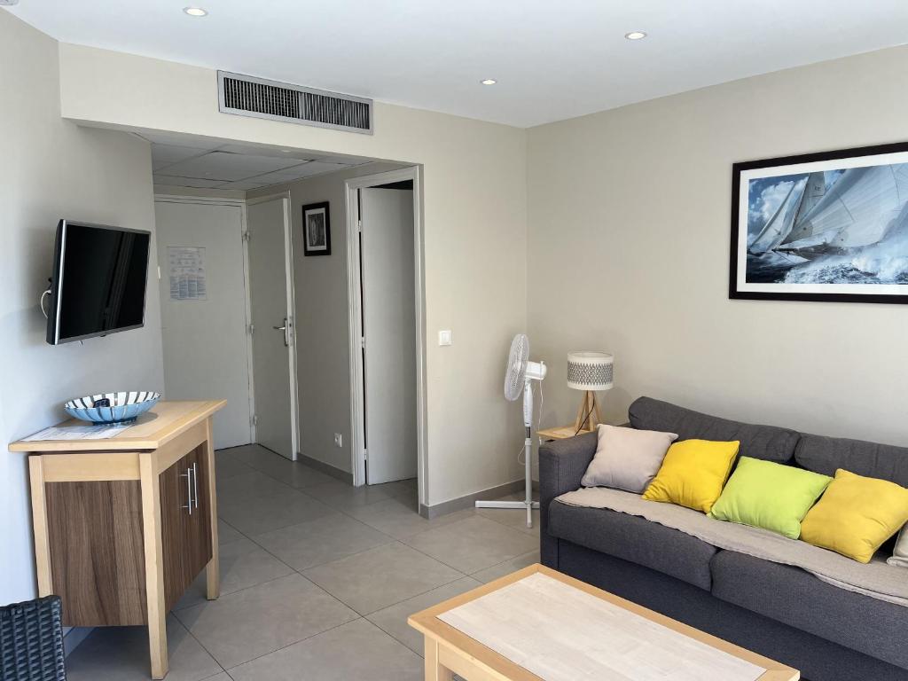un salon avec un canapé et une télévision dans l'établissement Cap HERMES, T2-3, 40m2, 4-5p, ,grande terrasse vu, à Fréjus