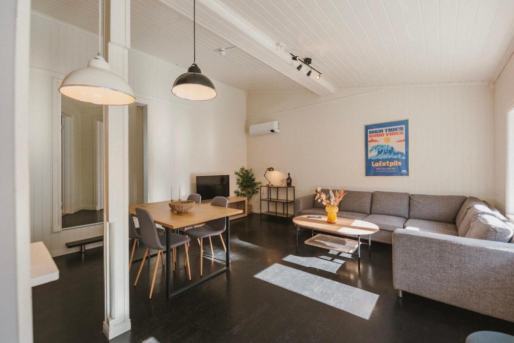 una sala de estar con un sofá y una mesa en Sjøgata Apartment, en Kabelvåg