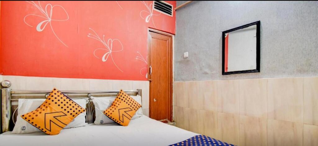 Postel nebo postele na pokoji v ubytování Hotel Shabnam near Park Street,Esplanade,New Market