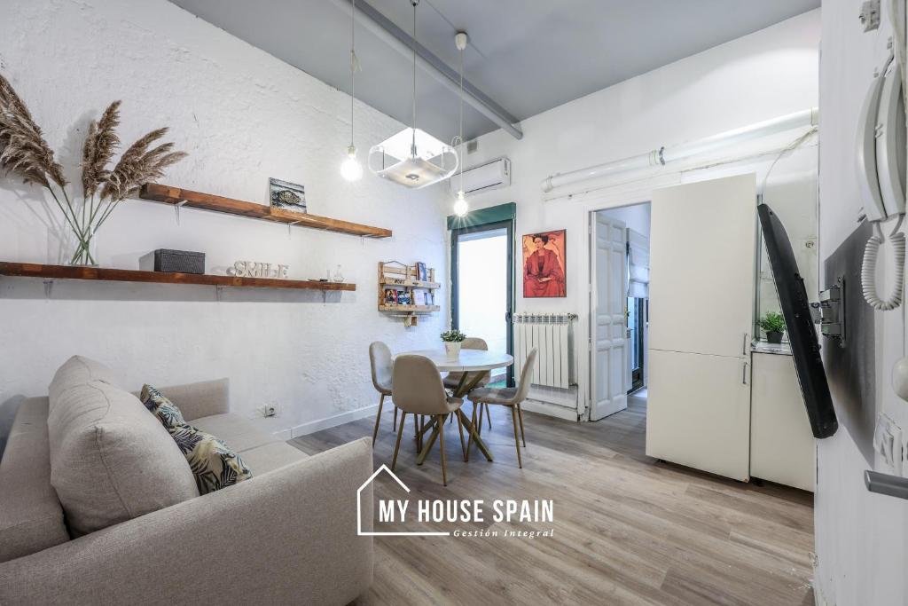 ein Wohn- und Esszimmer mit einer Couch und einem Tisch in der Unterkunft MyHouseSpain - Great apartment 6 PAX MADRID CITY CENTER in Madrid