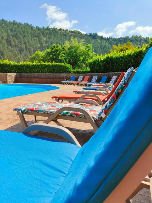 une rangée de tables et de chaises gonflables bleues dans l'établissement Chalets de la Colagne, à Chirac