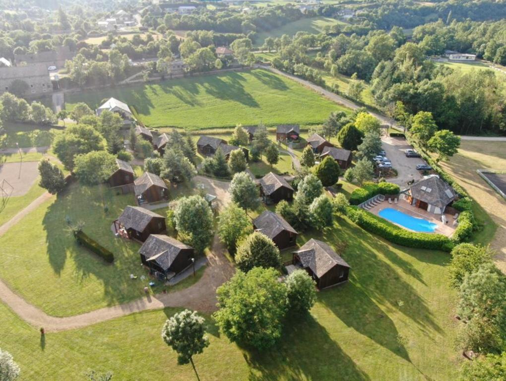 Bazén v ubytování Chalets de la Colagne nebo v jeho okolí