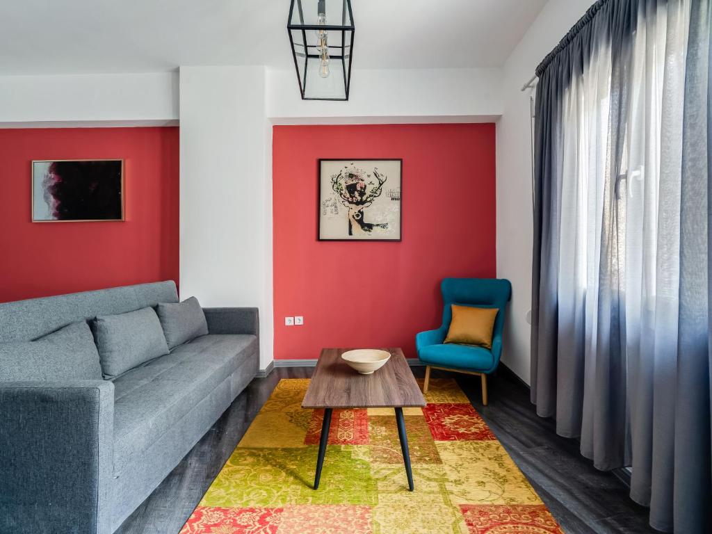 un soggiorno con un divano e un tavolo di YalaRent Luxury Apartments in the Heart of the City ad Atene