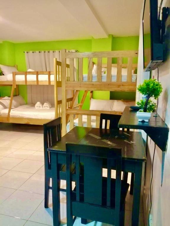 Postel nebo postele na pokoji v ubytování Sukhavati Inn