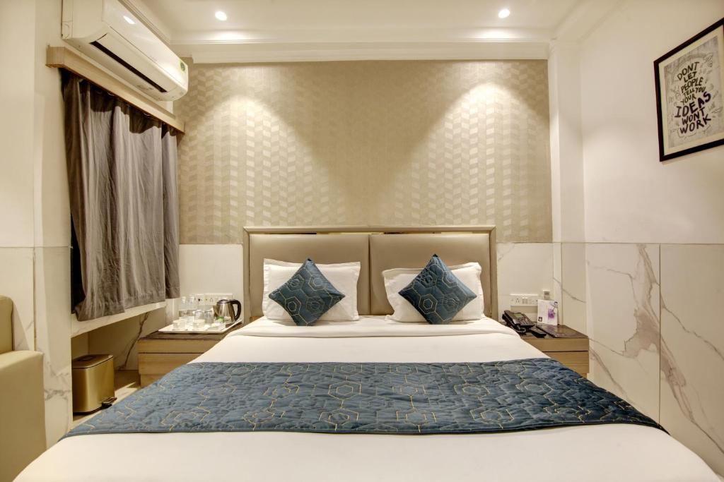 Postel nebo postele na pokoji v ubytování Hotel Transit International- Aerocity Delhi Airport