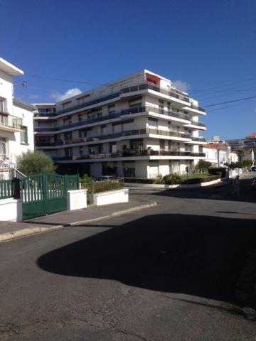 un grand immeuble situé au milieu d'une rue dans l'établissement T2 dans résidence de standing, à Royan