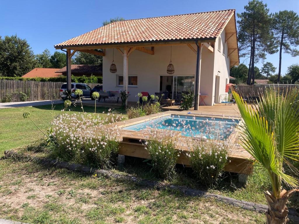 une maison avec une piscine dans une cour dans l'établissement Great big holiday house, à Vielle-Saint-Girons