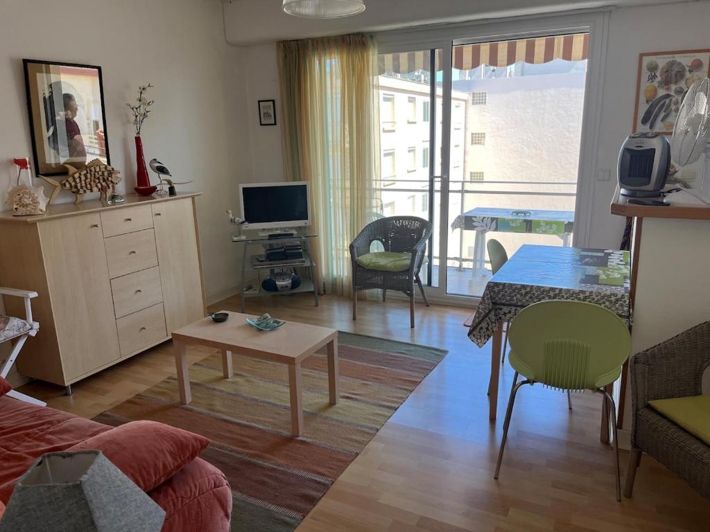 un salon avec un canapé et une table dans l'établissement Apartment Le Goëland, à Arcachon