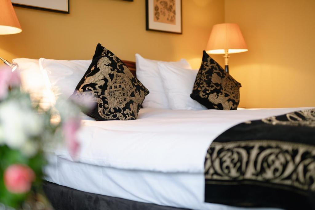 Postel nebo postele na pokoji v ubytování Ambassade Hotel