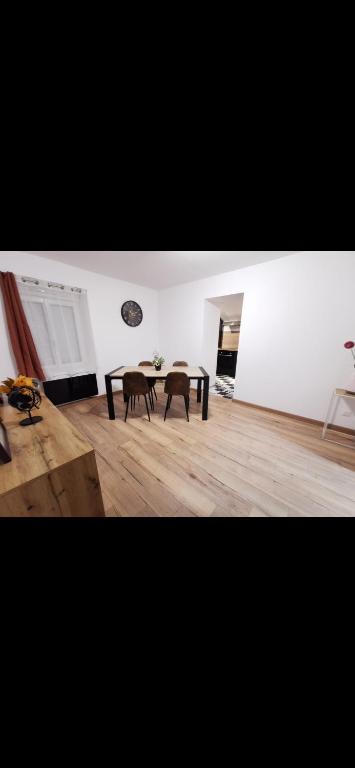 un salon avec une table et des chaises dans l'établissement Appartement 4 personne, à Fraize