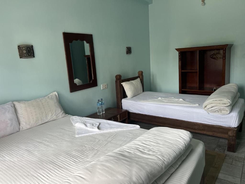 Sauraha Guest House客房内的一张或多张床位