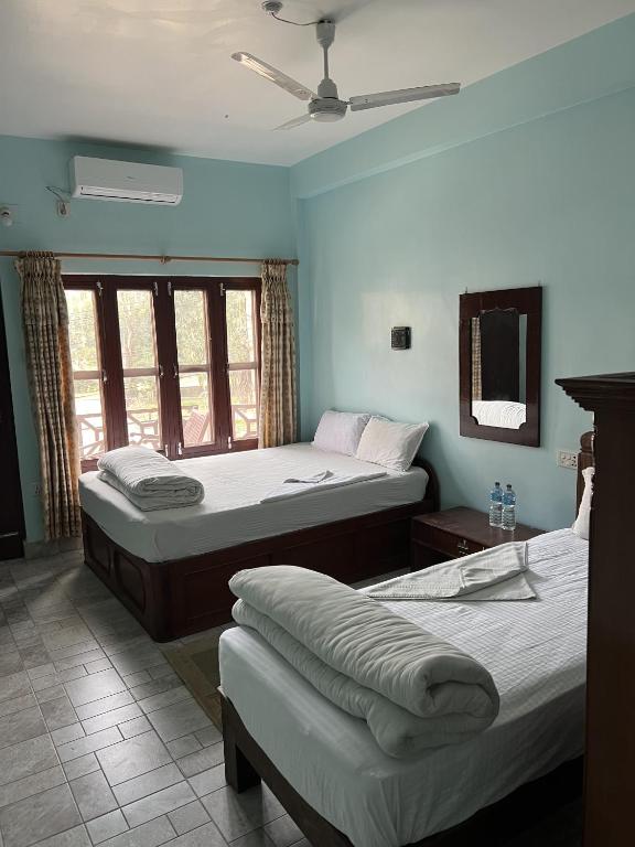 Sauraha Guest House客房内的一张或多张床位