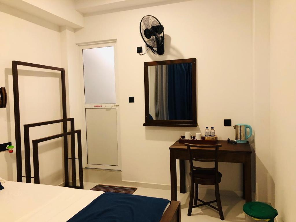 Postel nebo postele na pokoji v ubytování Devon Surf . Inn - Hiriketiya