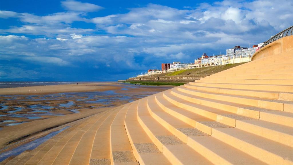 una escalera en la playa junto al océano en The Golden Sands, en Blackpool