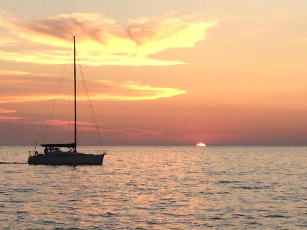 un voilier dans l'océan au coucher du soleil dans l'établissement AIR de la MER, à Marseille