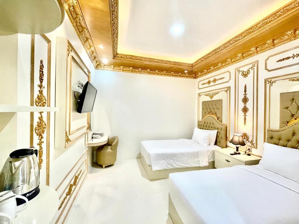 Postel nebo postele na pokoji v ubytování Atiyan Hotel Syariah