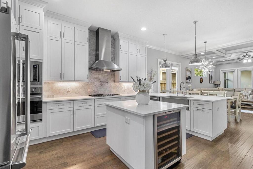 una cocina grande con armarios blancos y una isla de cocina en Upscale Soho living Near bayshore Boulevard, en Tampa