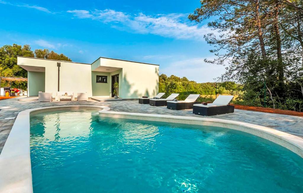 una piscina frente a una casa en 2 Bedroom Awesome Home In Rovinj, en Rovinj