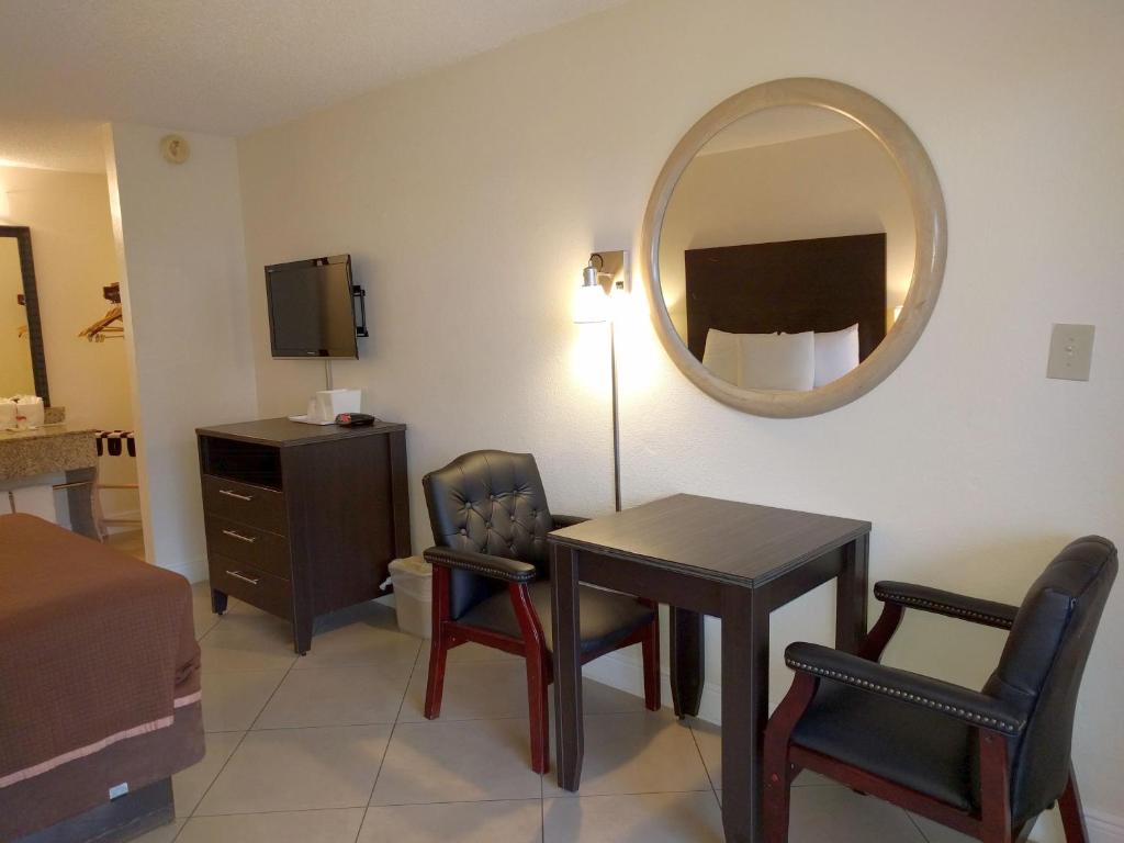 Red Carpet Inn Airport Fort Lauderdale - Double Room With Two Double Beds