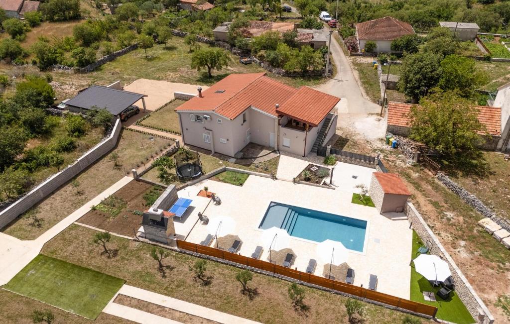 Πισίνα στο ή κοντά στο 5 Bedroom Amazing Home In Bogatic