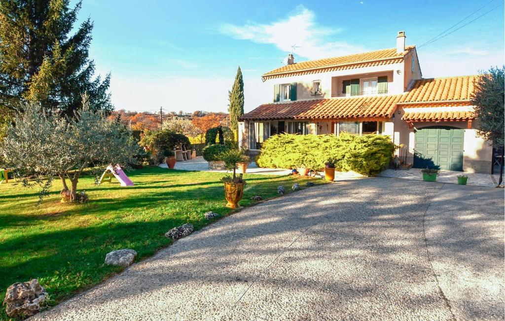 une maison avec une allée en face d'une cour dans l'établissement Lovely Home In Malemort-Du-Comtat, à Malemort-du-Comtat