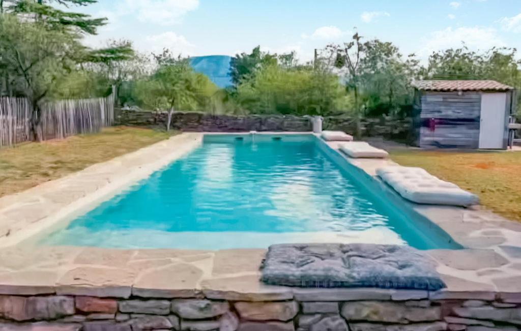 - une piscine dans une cour dotée d'un mur en pierre dans l'établissement 3 Bedroom Pet Friendly Home In Le Rouet, à Notre-Dame-de-Londres