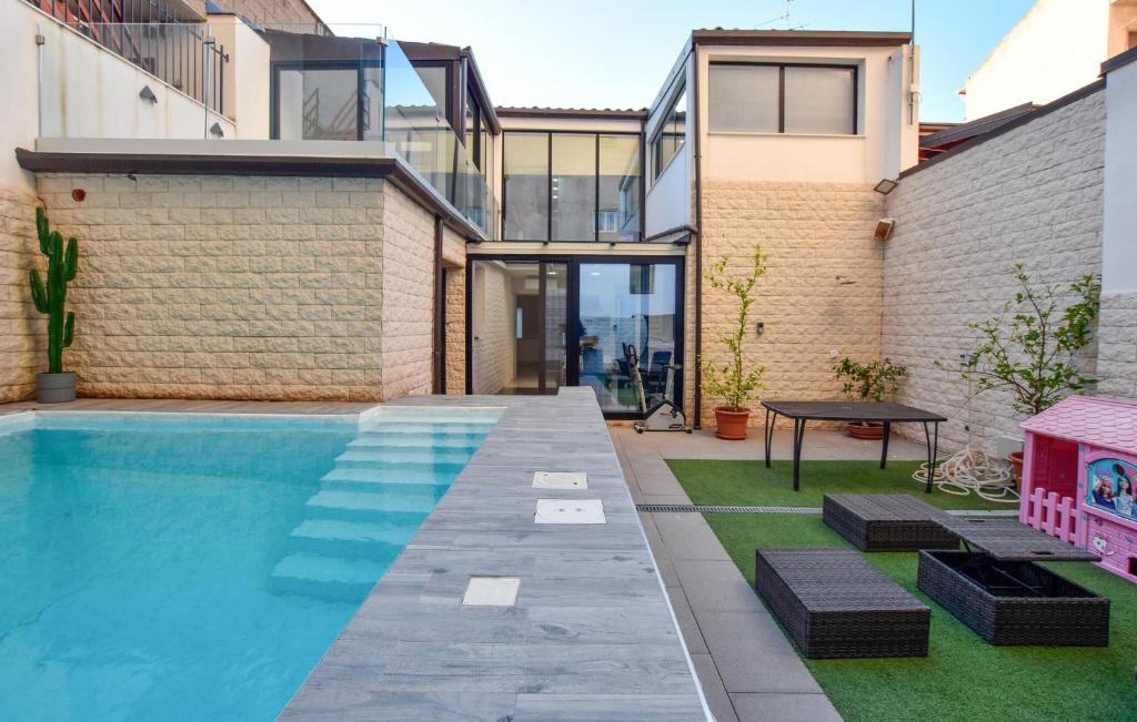una piscina en el patio trasero de una casa en Megghy Maison, en Catania
