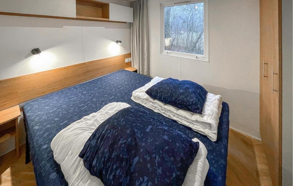 Tempat tidur dalam kamar di Amazing StaCaravan In Lauwersoog