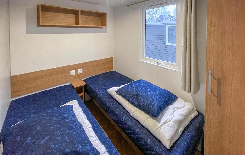 Tempat tidur dalam kamar di Amazing StaCaravan In Lauwersoog