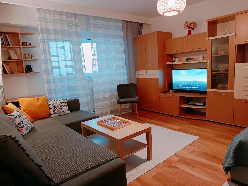 TV a/nebo společenská místnost v ubytování Sunrise Beachfront Relax Residence