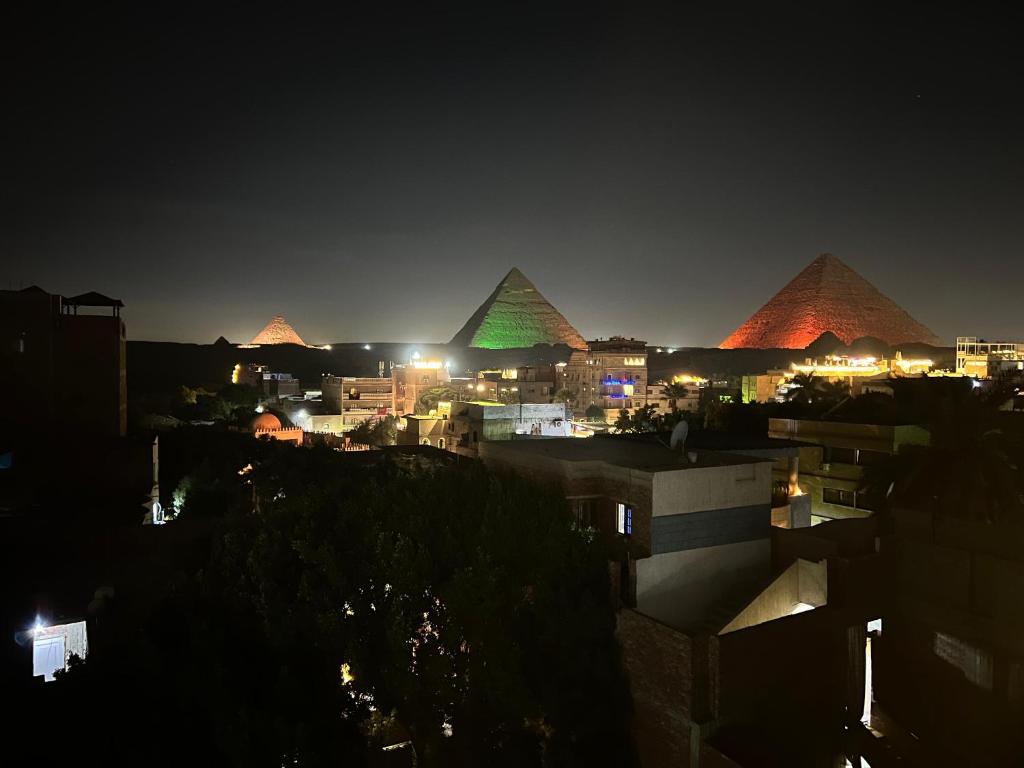 Fotografija v galeriji nastanitve Family view of the pyramids v Kairu