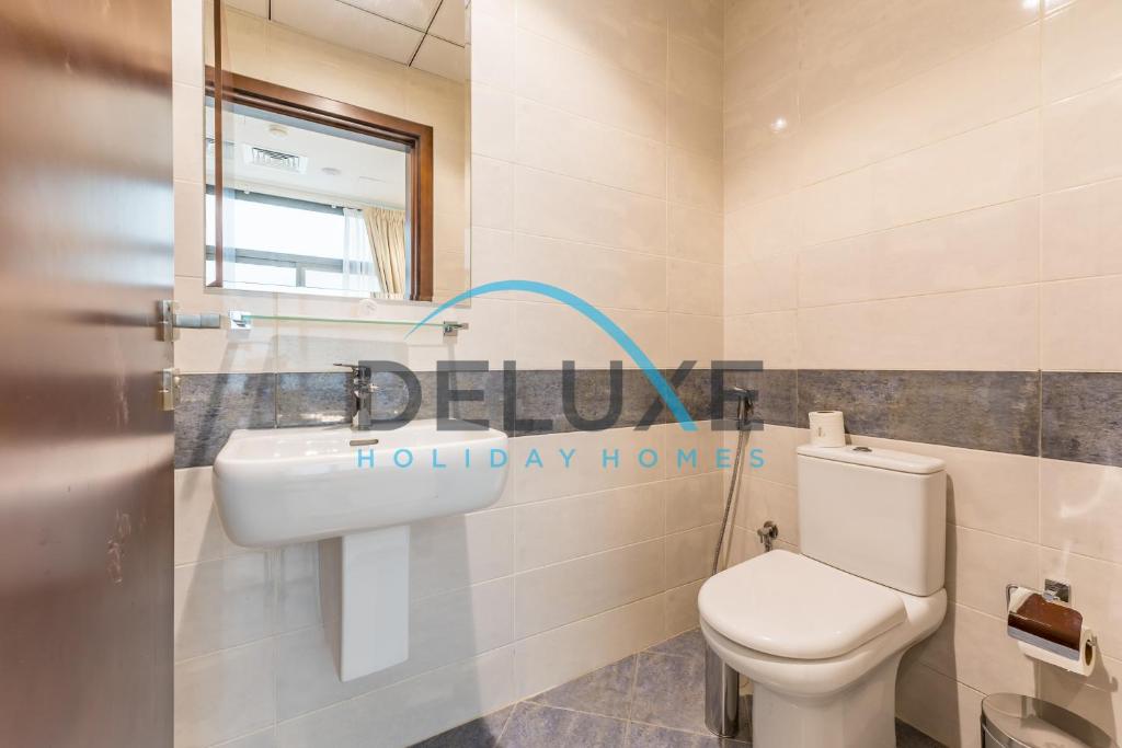 Vannituba majutusasutuses Special Rate with Temp Controlled Pool, BBQ & Maid's by Deluxe Holiday Homes