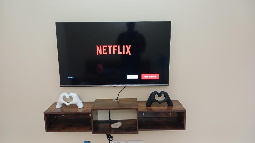 TV a/nebo společenská místnost v ubytování Cozy Vacation Retreat Apt 2