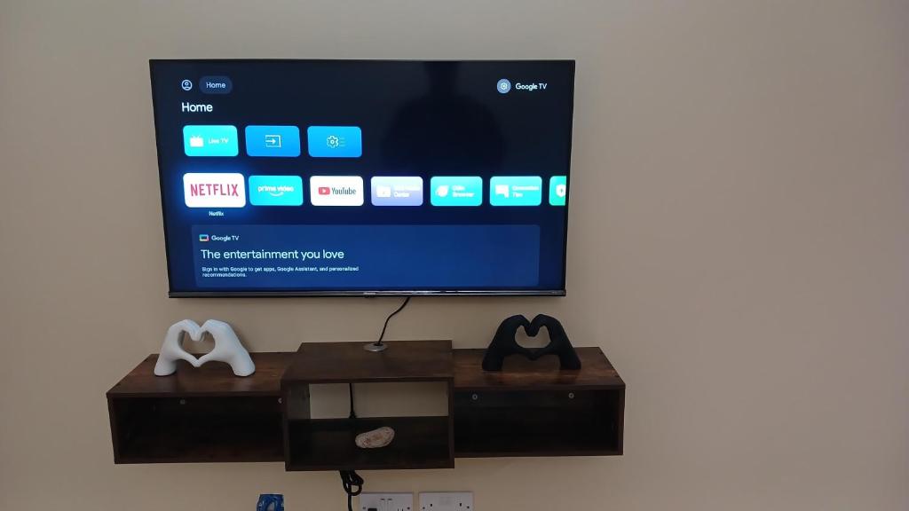 TV a/nebo společenská místnost v ubytování Cozy Vacation Retreat Apt 2