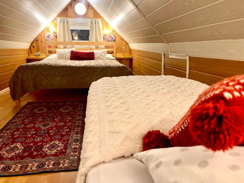 Postel nebo postele na pokoji v ubytování SOVIA WELLNESS CHATA s jacuzzi kaďou a saunou, Čingov