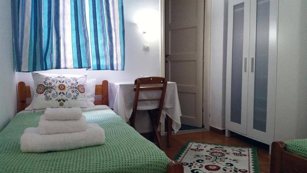 Postel nebo postele na pokoji v ubytování Medieval Rose Guest House