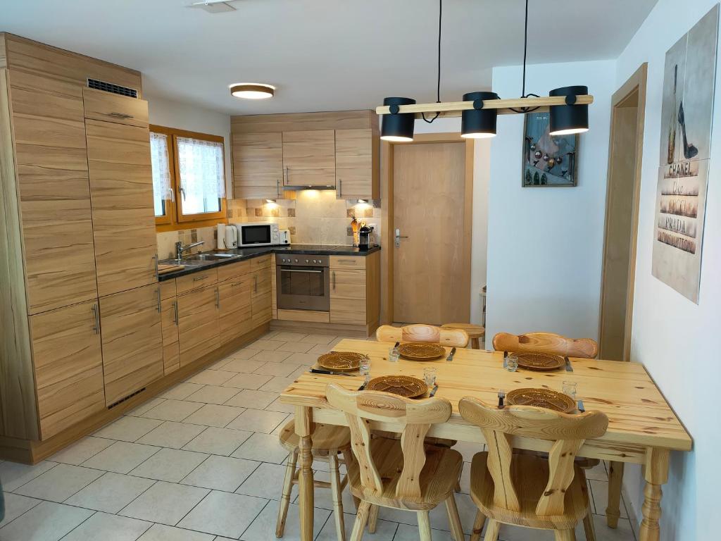 Kuchyň nebo kuchyňský kout v ubytování Studio au pied de la télécabine, SaastalCards Saas-Fee