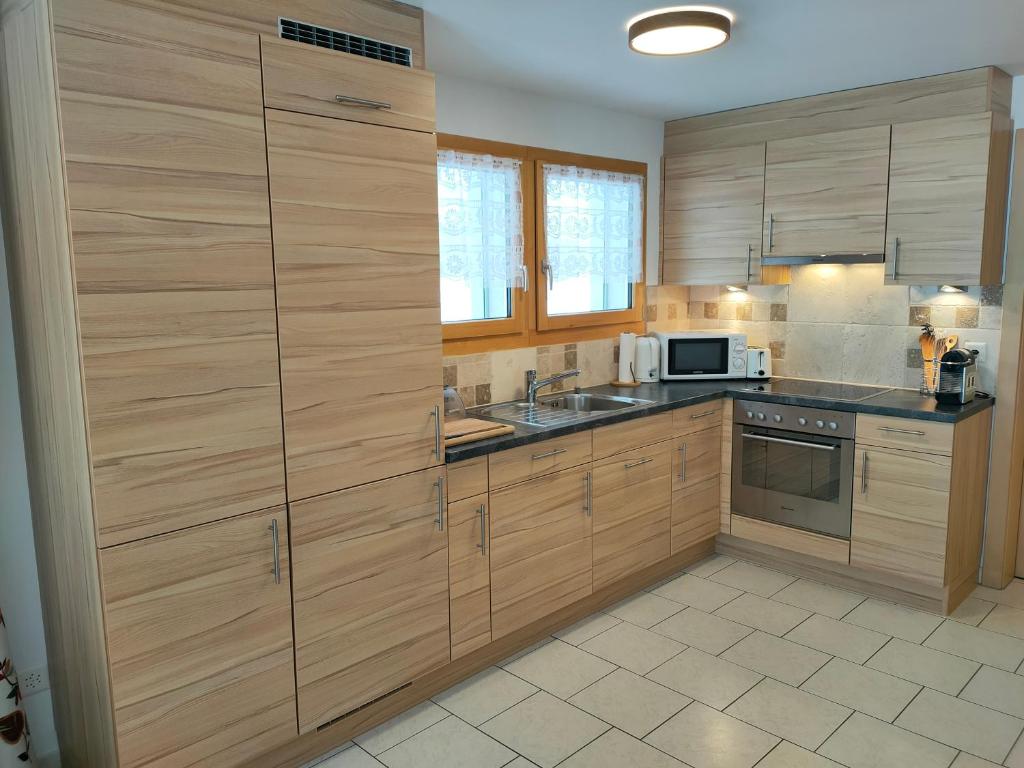 Kuchyň nebo kuchyňský kout v ubytování Studio au pied de la télécabine, SaastalCards Saas-Fee