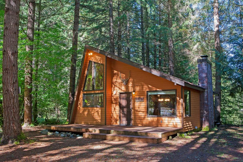 a tiny house in the woods in the forest at Lindgren Haus in Greenwater