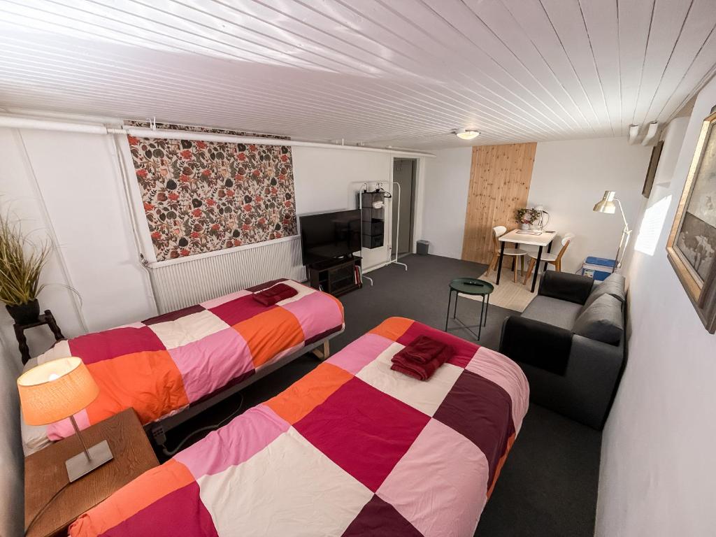 Postel nebo postele na pokoji v ubytování Lantligt gästrum med gratis wifi & bastu