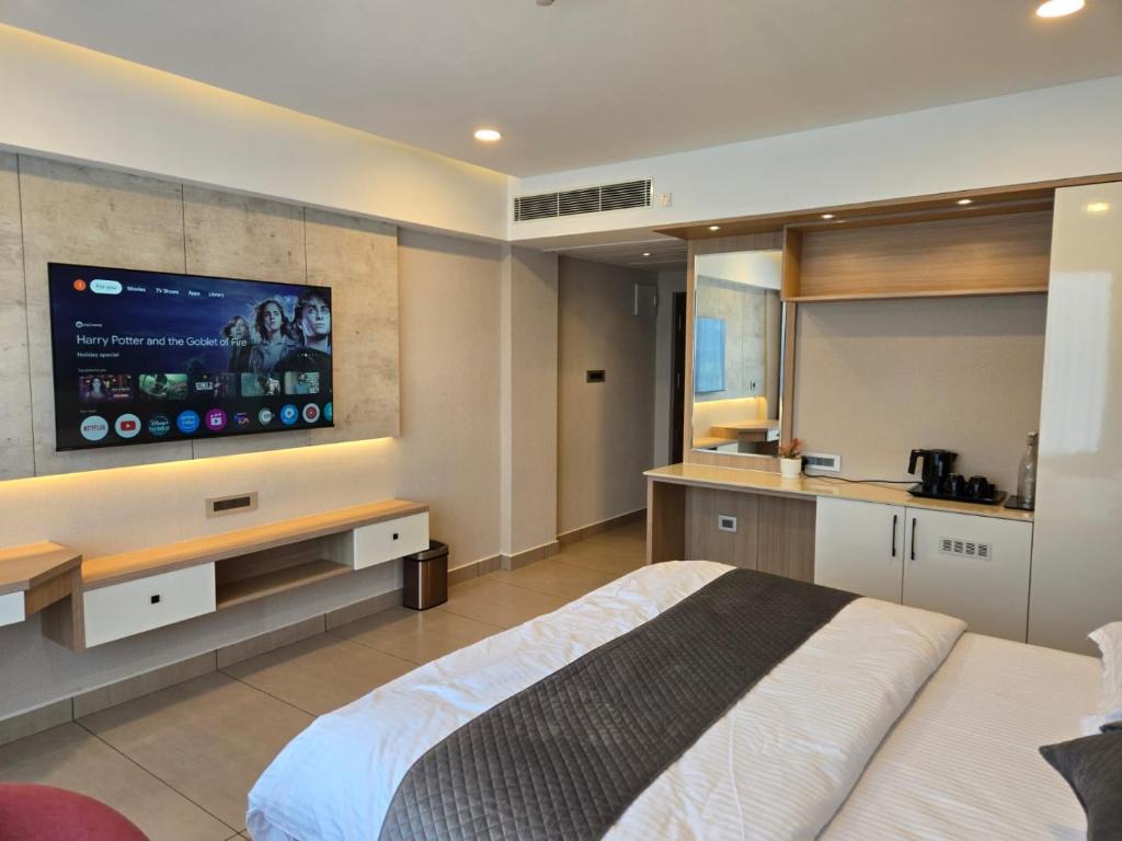 Postel nebo postele na pokoji v ubytování MoonBasa Boutique Hotel and Spa Infopark , Kakkanad