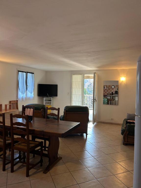 un salon avec une table et des chaises dans l'établissement Appartement T3 avec vue mer à 15 minutes de Moriani-Plage, à San-Giovanni-di-Moriani