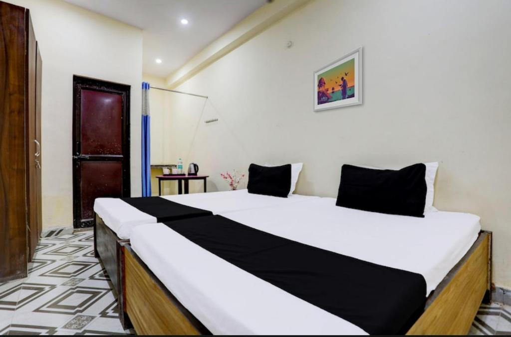 Postel nebo postele na pokoji v ubytování Hotel Suryawanshi