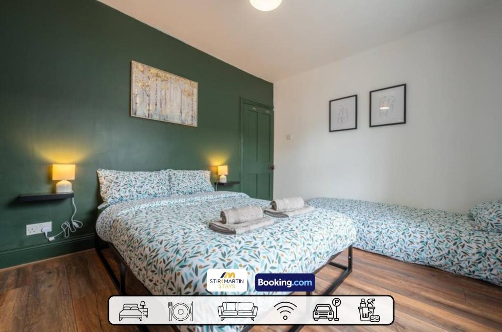 Postel nebo postele na pokoji v ubytování Stylish 2 BR Townhouse By StirkMartin Stays Short Lets & Serviced Accommodation Cardiff With Free Parking & Sleeps5