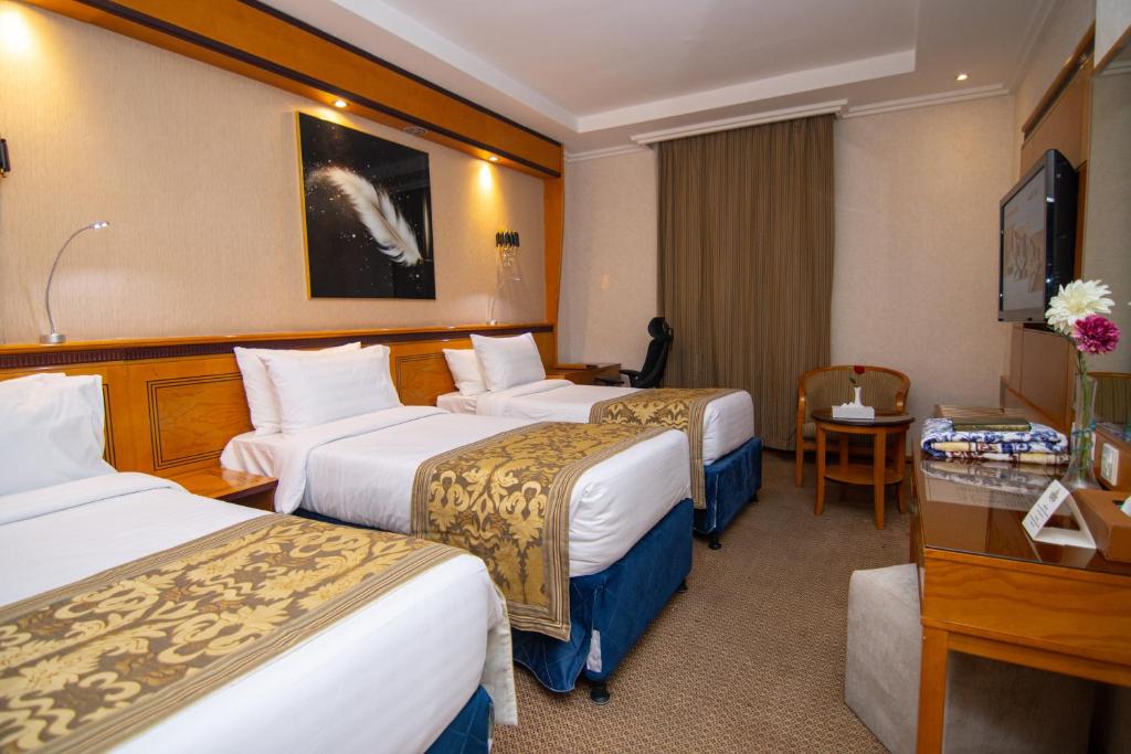 Postel nebo postele na pokoji v ubytování Maysan Al Maqam Hotel
