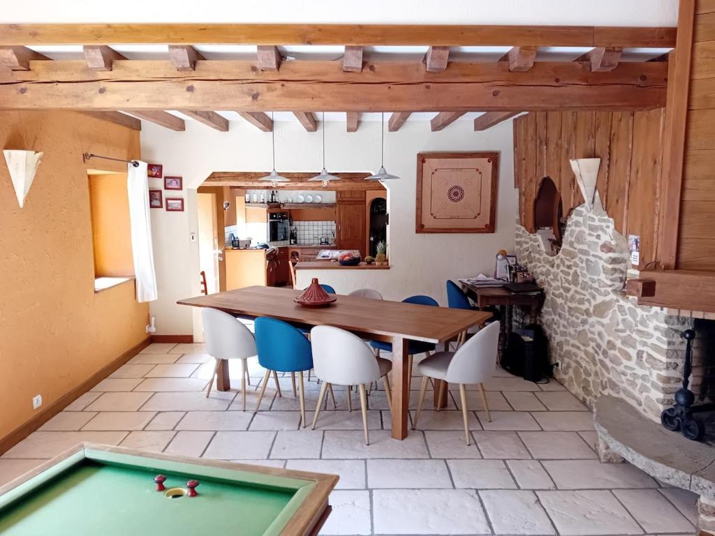 une cuisine et une salle à manger avec un billard dans l'établissement Large country home, à Montagne