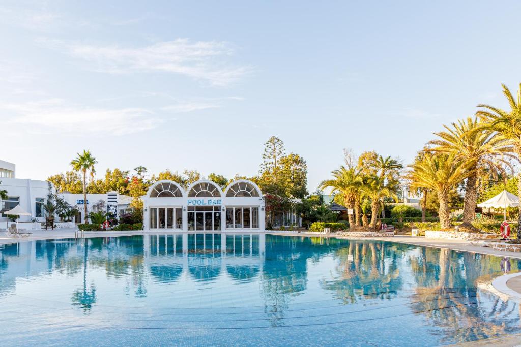 a pool at a resort with a gazebo at Iris Hotel & Thalasso in Taguermess