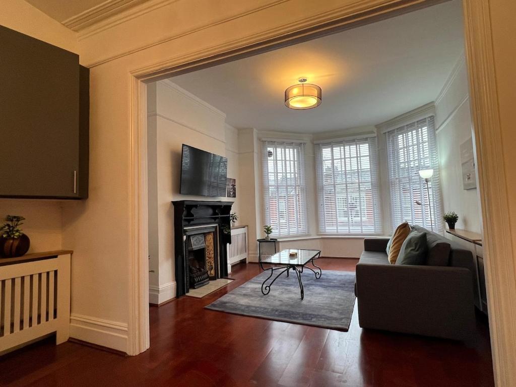 TV a/nebo společenská místnost v ubytování 2 Bedroom Luxury Flat in Centre of Muswell Hill
